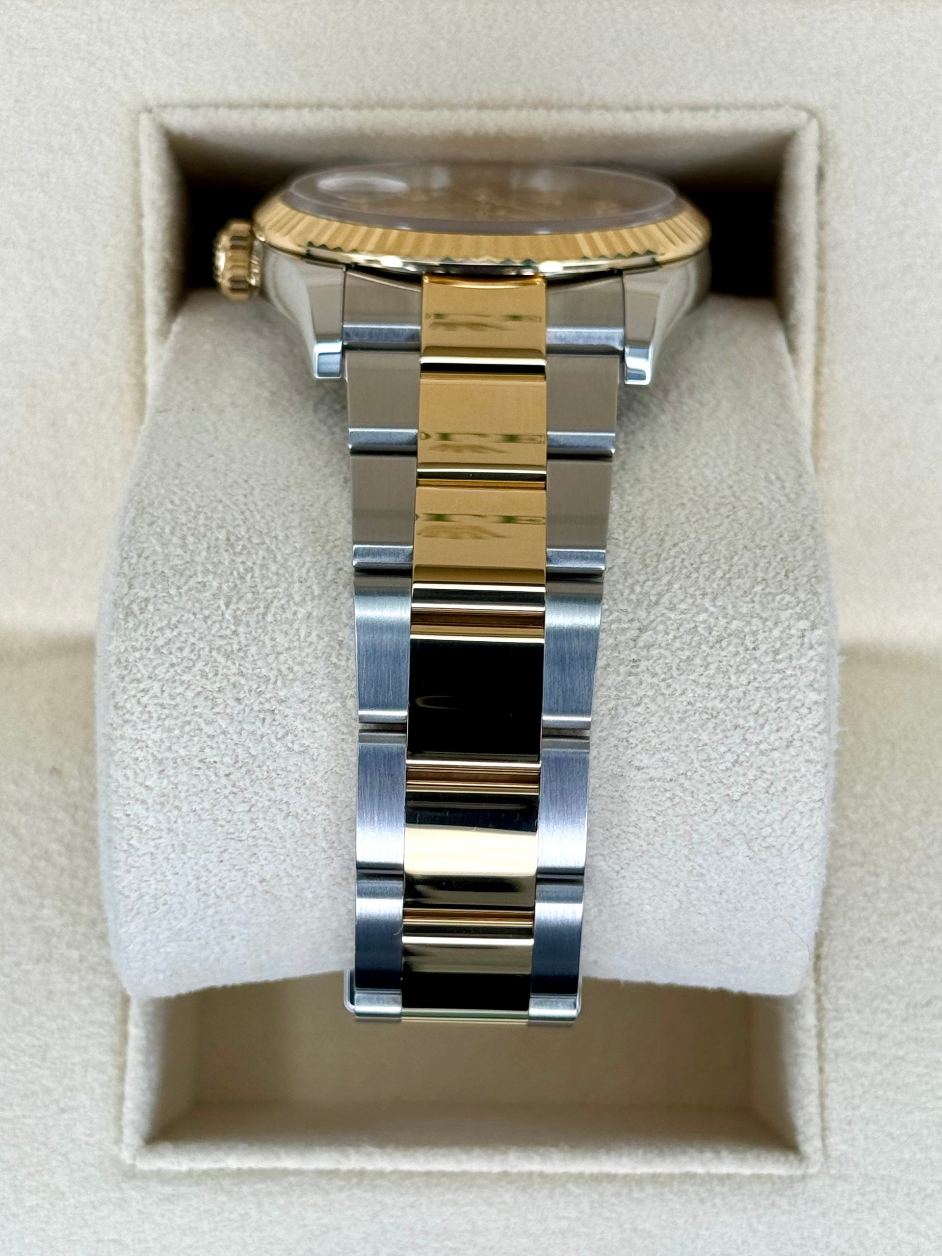 NEW 2024 Rolex Datejust 36mm 126233 Two-Tone Champagne Diamond Dial - Image 4