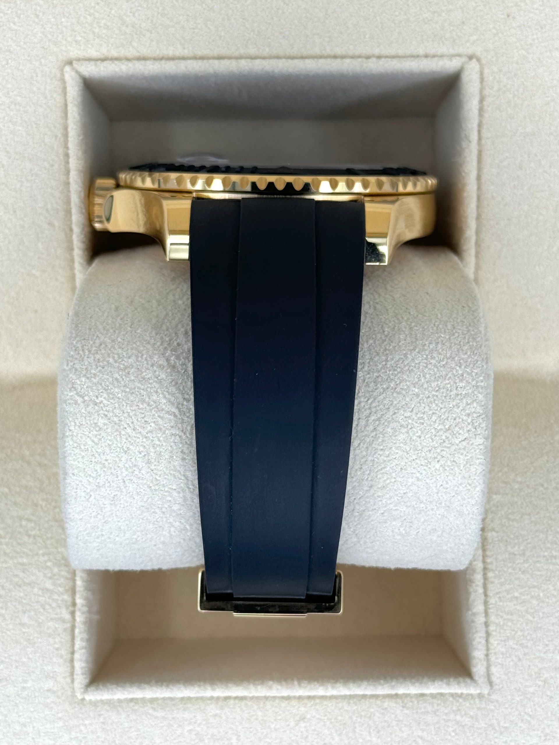 2024 Rolex Yacht-Master 42mm 226658 Gold Oysterflex Black Dial - Image 4