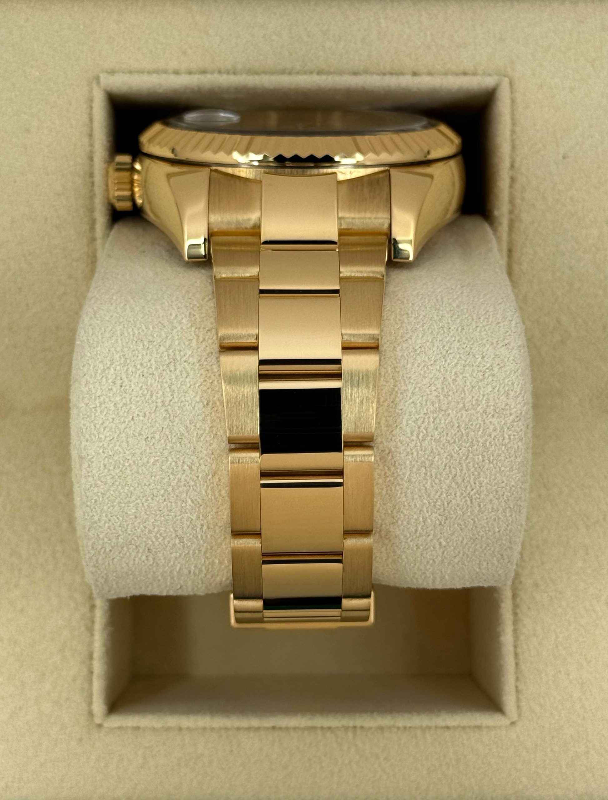 2019 Rolex Sky-Dweller 42mm 326938 Yellow Gold Oyster Champagne Dial - Image 4